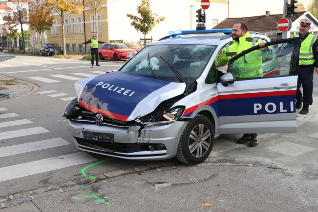 Fnf Verletzte bei Kreuzungscrash zwischen Polizeiauto und PKW auf Wiener Strae in Wels-Innenstadt