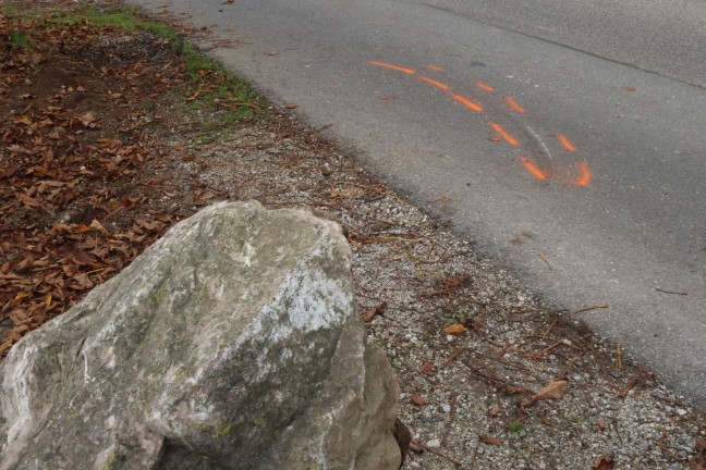 Lenkerin verletzt: Auto nach Kollision mit Begrenzungsstein in Bad Wimsbach-Neydharting berschlagen