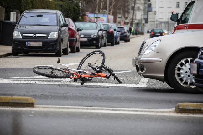 Radfahrerin in Wels von PKW erfasst und verletzt