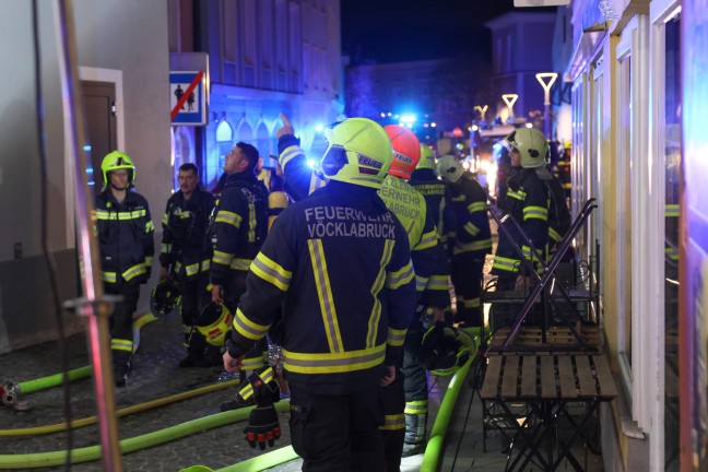 Brand in einem Wohn- und Geschftsgebude in Vcklabruck