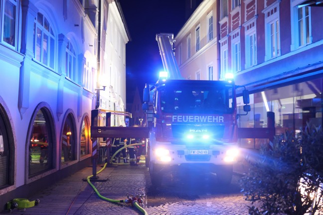 Brand in einem Wohn- und Geschftsgebude in Vcklabruck