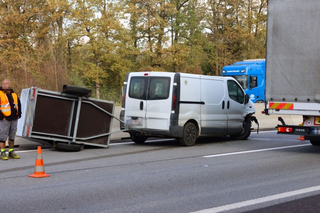 Kleintransporter sowie Anh�nger bei Crash auf Welser Autobahn in Wels-Puchberg umgest�rzt