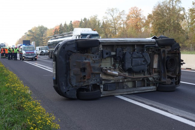 Kleintransporter sowie Anh�nger bei Crash auf Welser Autobahn in Wels-Puchberg umgest�rzt