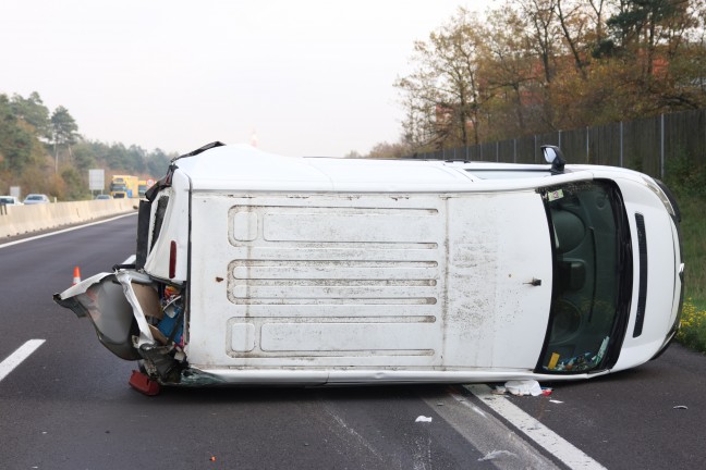 Kleintransporter sowie Anh�nger bei Crash auf Welser Autobahn in Wels-Puchberg umgest�rzt