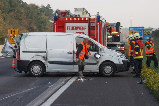 Kleintransporter sowie Anh�nger bei Crash auf Welser Autobahn in Wels-Puchberg umgest�rzt