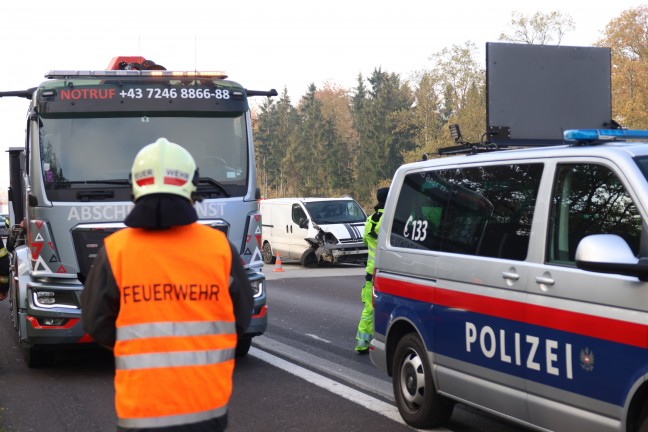 Kleintransporter sowie Anh�nger bei Crash auf Welser Autobahn in Wels-Puchberg umgest�rzt