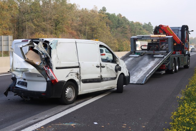 Kleintransporter sowie Anh�nger bei Crash auf Welser Autobahn in Wels-Puchberg umgest�rzt
