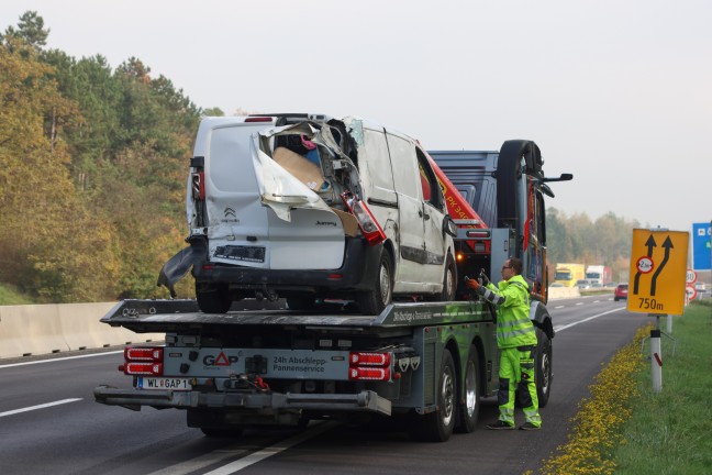 Kleintransporter sowie Anh�nger bei Crash auf Welser Autobahn in Wels-Puchberg umgest�rzt
