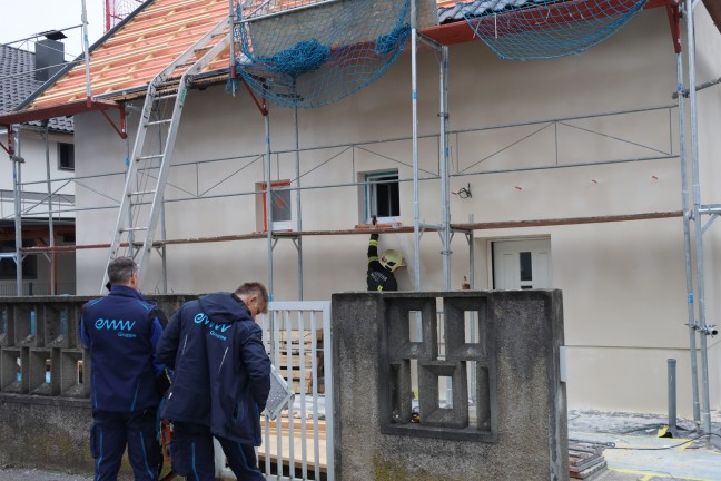 Hohe CO-Konzentration: Person in einem Wohnhaus in Wels-Schafwiesen reglos aufgefunden