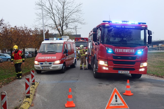 Personenrettung in Ried im Innkreis: Auto nach Crash mit Baum im Bachbett des Ottenbachs gelandet
