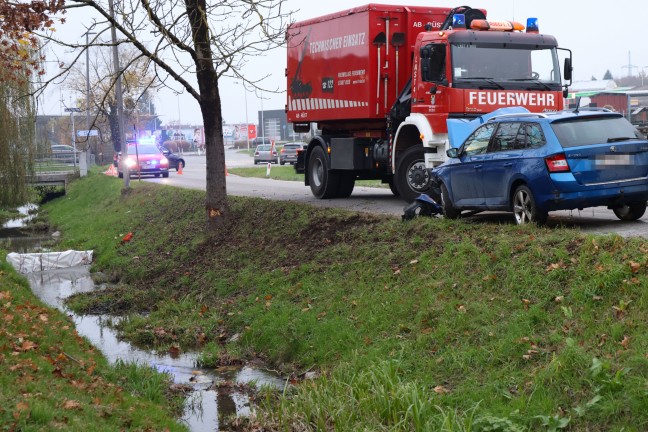 Personenrettung in Ried im Innkreis: Auto nach Crash mit Baum im Bachbett des Ottenbachs gelandet