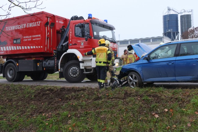 Personenrettung in Ried im Innkreis: Auto nach Crash mit Baum im Bachbett des Ottenbachs gelandet