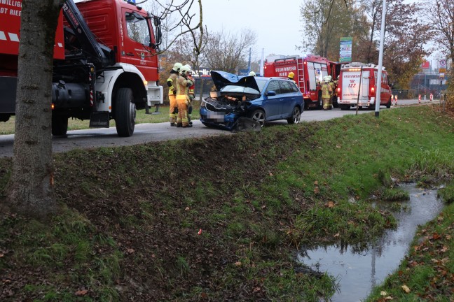 Personenrettung in Ried im Innkreis: Auto nach Crash mit Baum im Bachbett des Ottenbachs gelandet
