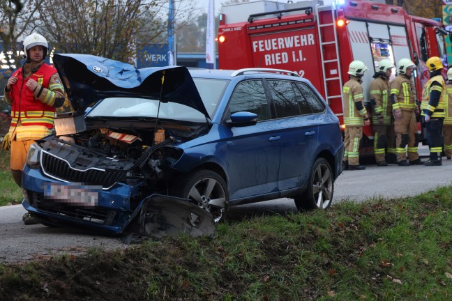 Personenrettung in Ried im Innkreis: Auto nach Crash mit Baum im Bachbett des Ottenbachs gelandet