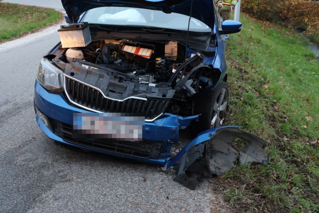 Personenrettung in Ried im Innkreis: Auto nach Crash mit Baum im Bachbett des Ottenbachs gelandet