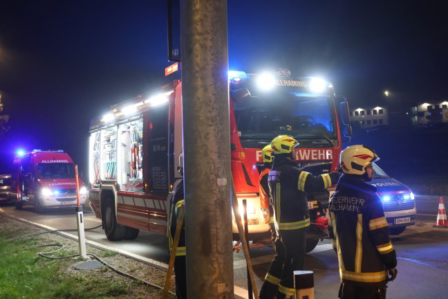 Rotlicht bersehen: Drei Verletzte bei Kreuzungskollision zwischen zwei Autos in Allhaming
