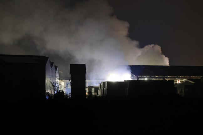 Sechs Feuerwehren bei Brand am Betriebsgelände eines Unternehmens in Kremsmünster im Einsatz