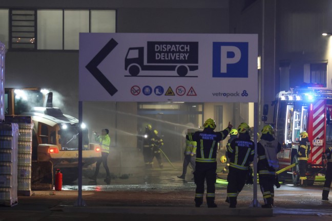 Sechs Feuerwehren bei Brand am Betriebsgelände eines Unternehmens in Kremsmünster im Einsatz