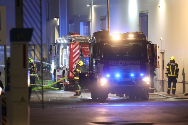 Sechs Feuerwehren bei Brand am Betriebsgelände eines Unternehmens in Kremsmünster im Einsatz