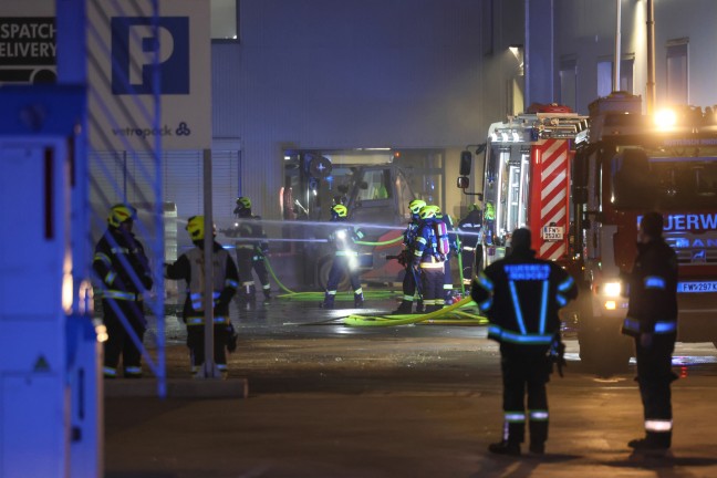 Sechs Feuerwehren bei Brand am Betriebsgelände eines Unternehmens in Kremsmünster im Einsatz