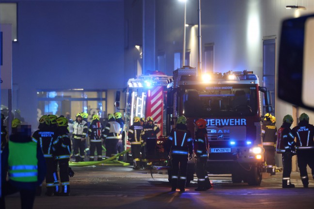 Sechs Feuerwehren bei Brand am Betriebsgelände eines Unternehmens in Kremsmünster im Einsatz