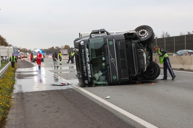 LKW bei Kollision mit PKW auf Welser Autobahn in Wels-Puchberg umgestrzt