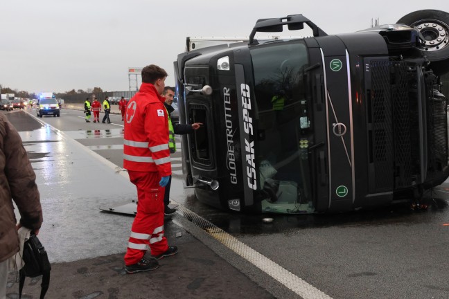LKW bei Kollision mit PKW auf Welser Autobahn in Wels-Puchberg umgestrzt