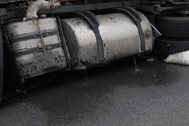 LKW bei Kollision mit PKW auf Welser Autobahn in Wels-Puchberg umgestrzt