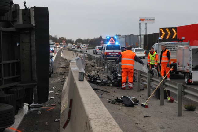 LKW bei Kollision mit PKW auf Welser Autobahn in Wels-Puchberg umgestrzt