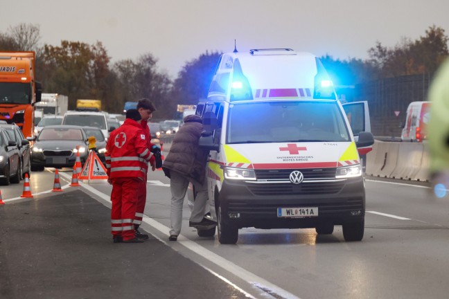 LKW bei Kollision mit PKW auf Welser Autobahn in Wels-Puchberg umgestrzt