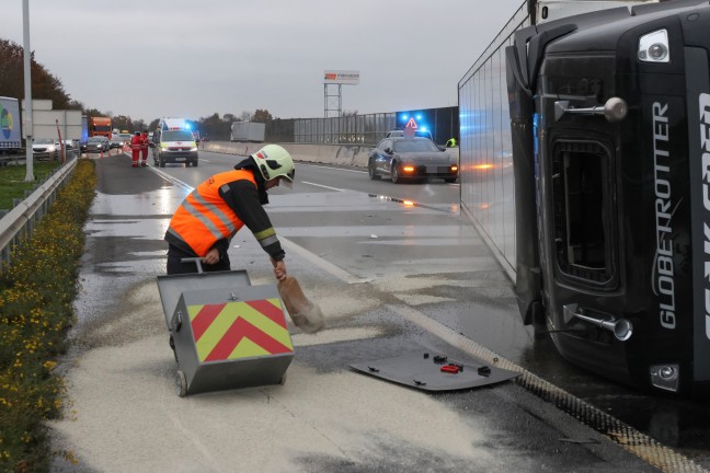 LKW bei Kollision mit PKW auf Welser Autobahn in Wels-Puchberg umgestrzt