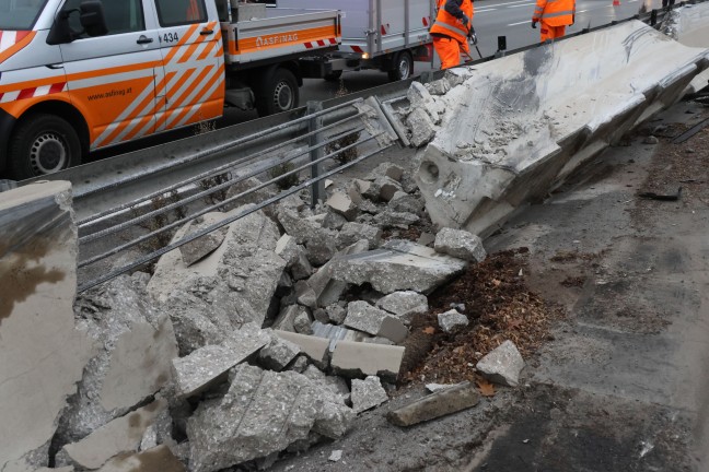 LKW bei Kollision mit PKW auf Welser Autobahn in Wels-Puchberg umgestrzt