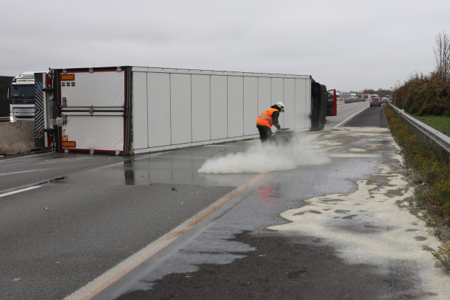 LKW bei Kollision mit PKW auf Welser Autobahn in Wels-Puchberg umgestrzt