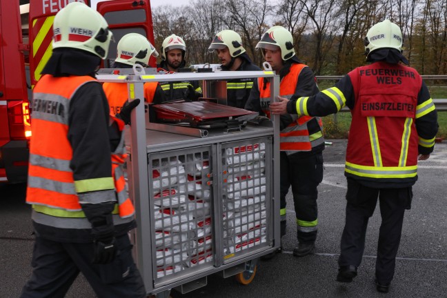 LKW bei Kollision mit PKW auf Welser Autobahn in Wels-Puchberg umgestrzt