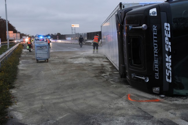 LKW bei Kollision mit PKW auf Welser Autobahn in Wels-Puchberg umgestrzt