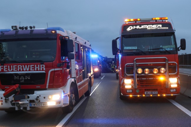 LKW bei Kollision mit PKW auf Welser Autobahn in Wels-Puchberg umgestrzt