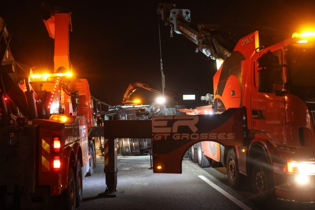 LKW bei Kollision mit PKW auf Welser Autobahn in Wels-Puchberg umgestrzt