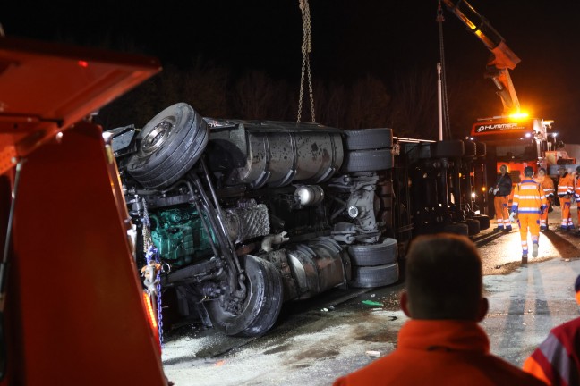 LKW bei Kollision mit PKW auf Welser Autobahn in Wels-Puchberg umgestrzt