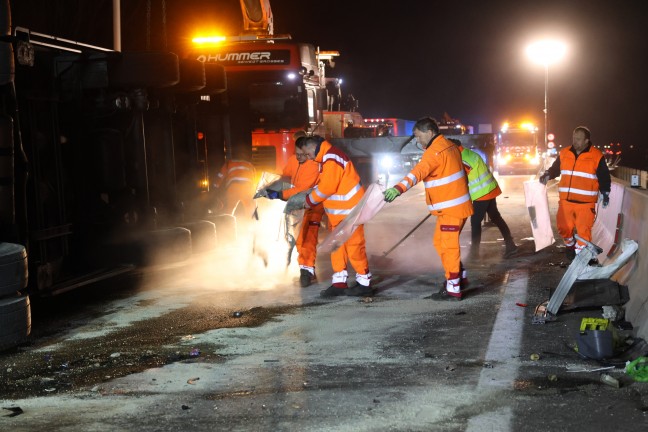 LKW bei Kollision mit PKW auf Welser Autobahn in Wels-Puchberg umgestrzt