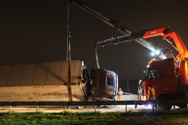 LKW bei Kollision mit PKW auf Welser Autobahn in Wels-Puchberg umgestrzt
