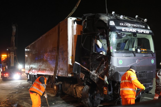 LKW bei Kollision mit PKW auf Welser Autobahn in Wels-Puchberg umgestrzt
