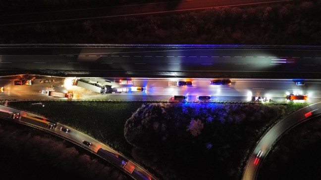 LKW bei Kollision mit PKW auf Welser Autobahn in Wels-Puchberg umgestrzt