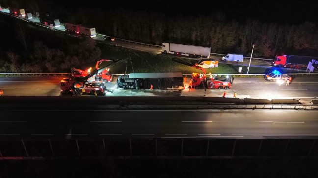 LKW bei Kollision mit PKW auf Welser Autobahn in Wels-Puchberg umgestrzt
