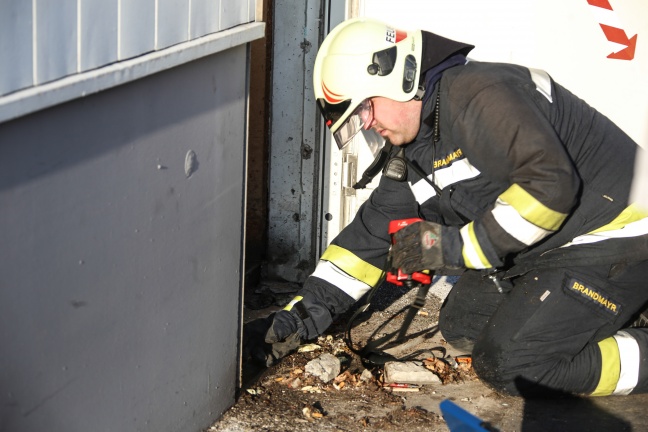 Kleinbrand unter einer Eingangsrampe bei einem Welser Mbelhaus