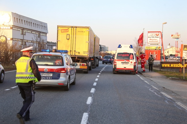 Verletzte bei Auffahrunfall zwischen LKW und PKW in Wels-Pernau