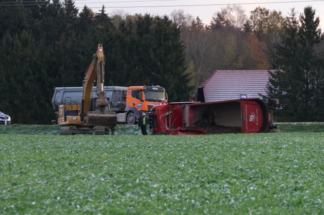 LKW umgestrzt: Vier Feuerwehren zu schwerem LKW-Unfall nach Sierning alarmiert