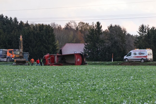 LKW umgestrzt: Vier Feuerwehren zu schwerem LKW-Unfall nach Sierning alarmiert