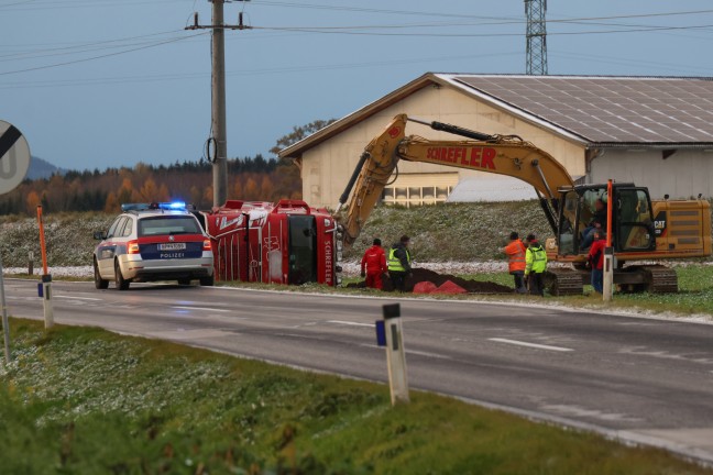 LKW umgestrzt: Vier Feuerwehren zu schwerem LKW-Unfall nach Sierning alarmiert