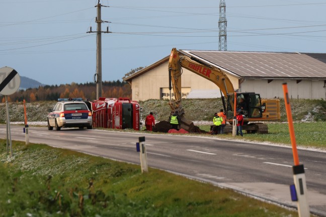 LKW umgestrzt: Vier Feuerwehren zu schwerem LKW-Unfall nach Sierning alarmiert