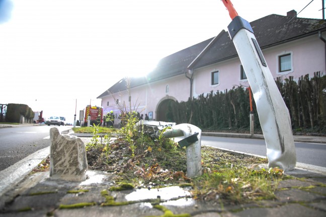 Kleintransporter fuhr bei Verkehrsunfall in Oftering ber Verkehrsinsel